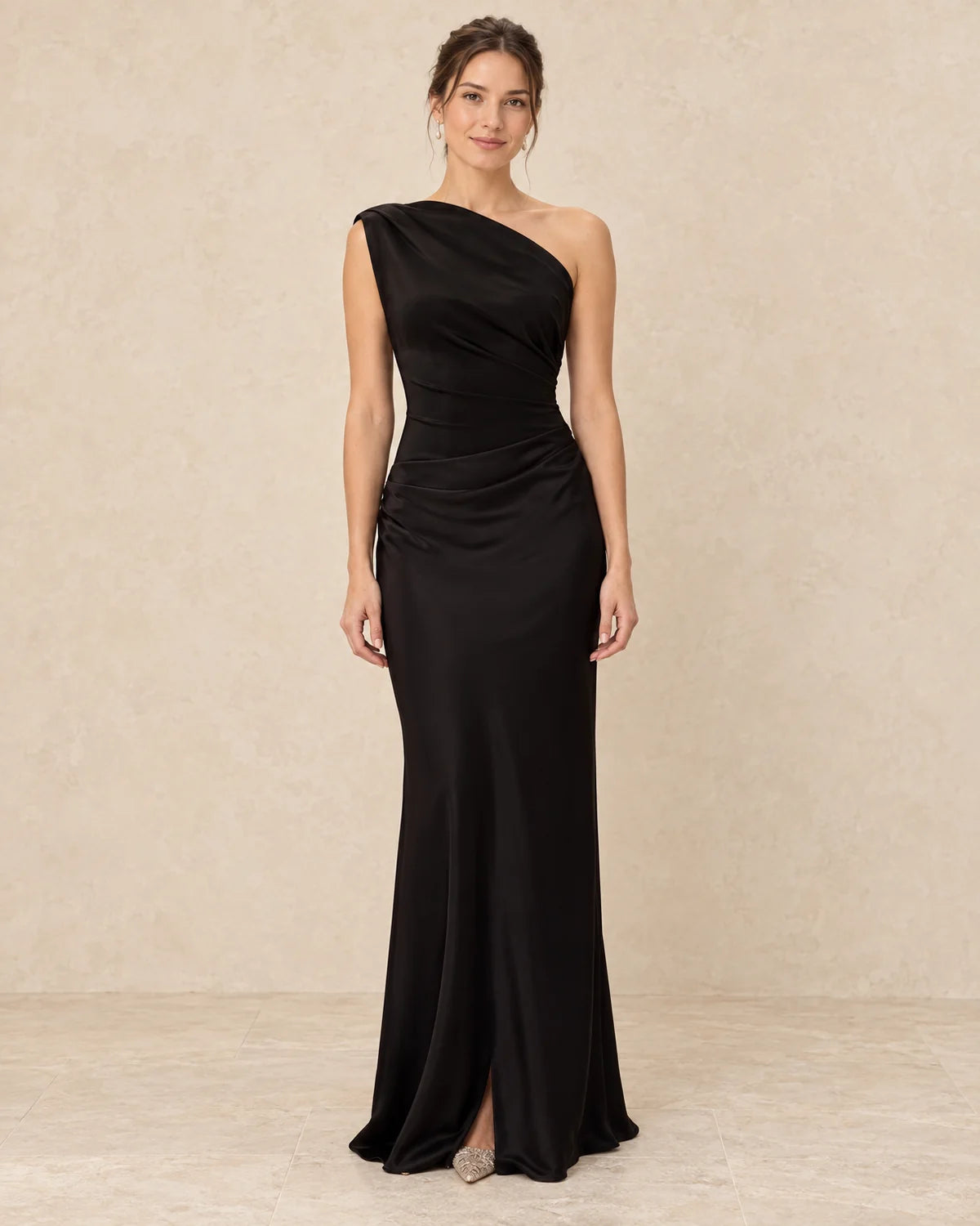 Lange Galajurk Dames One Shoulder in Zwart, gedragen door model, vooraanzicht
