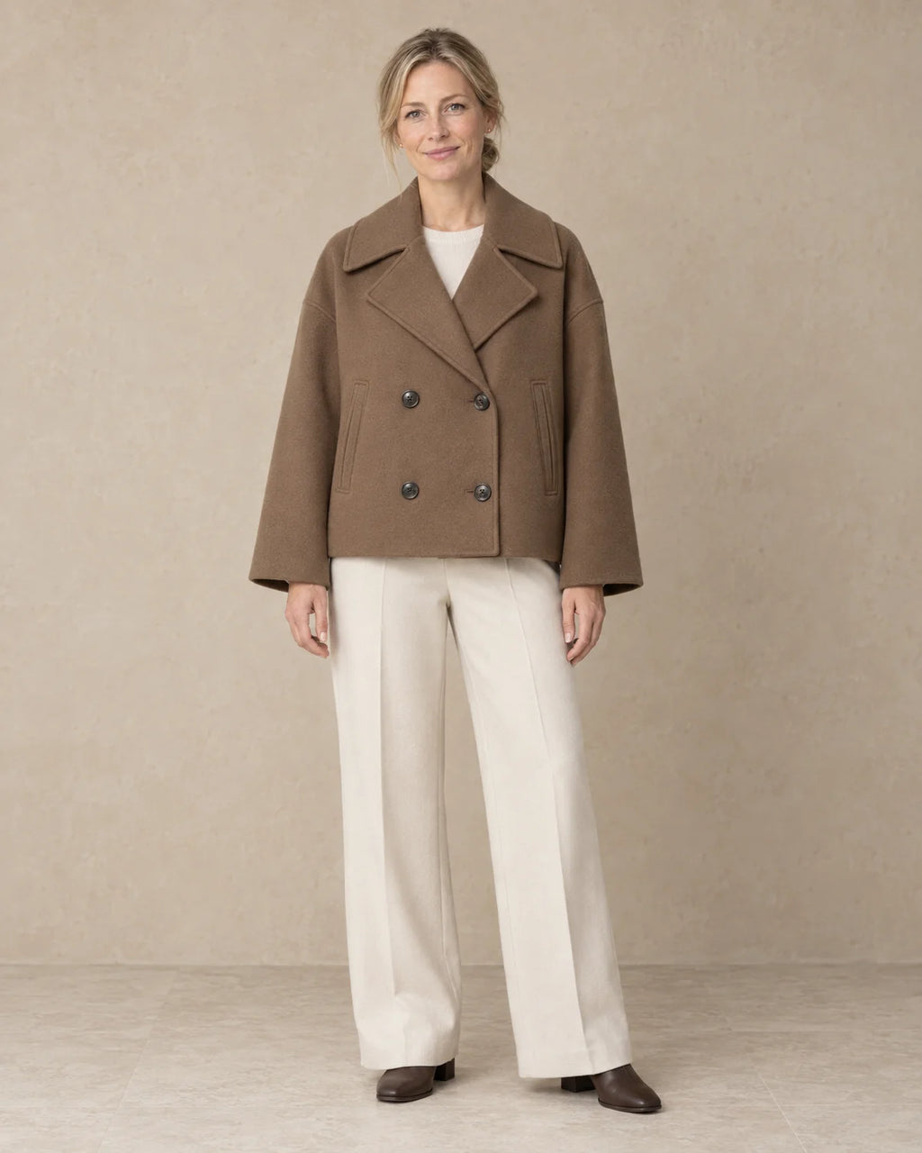 Korte Oversized Jas Dames met Brede Revers in Bruin, gedragen door model, vooraanzicht