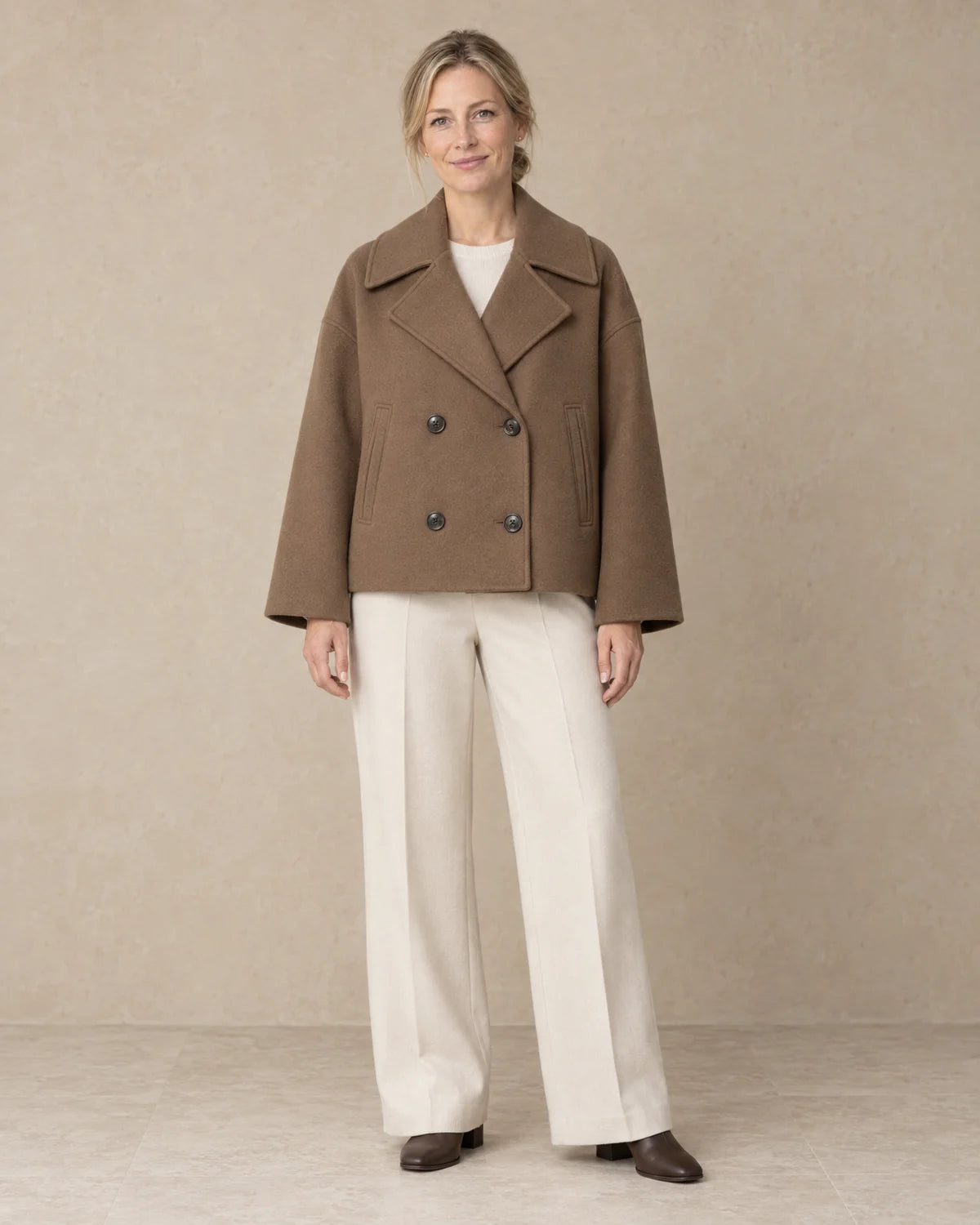 Korte Oversized Jas Dames met Brede Revers in Bruin, gedragen door model, vooraanzicht