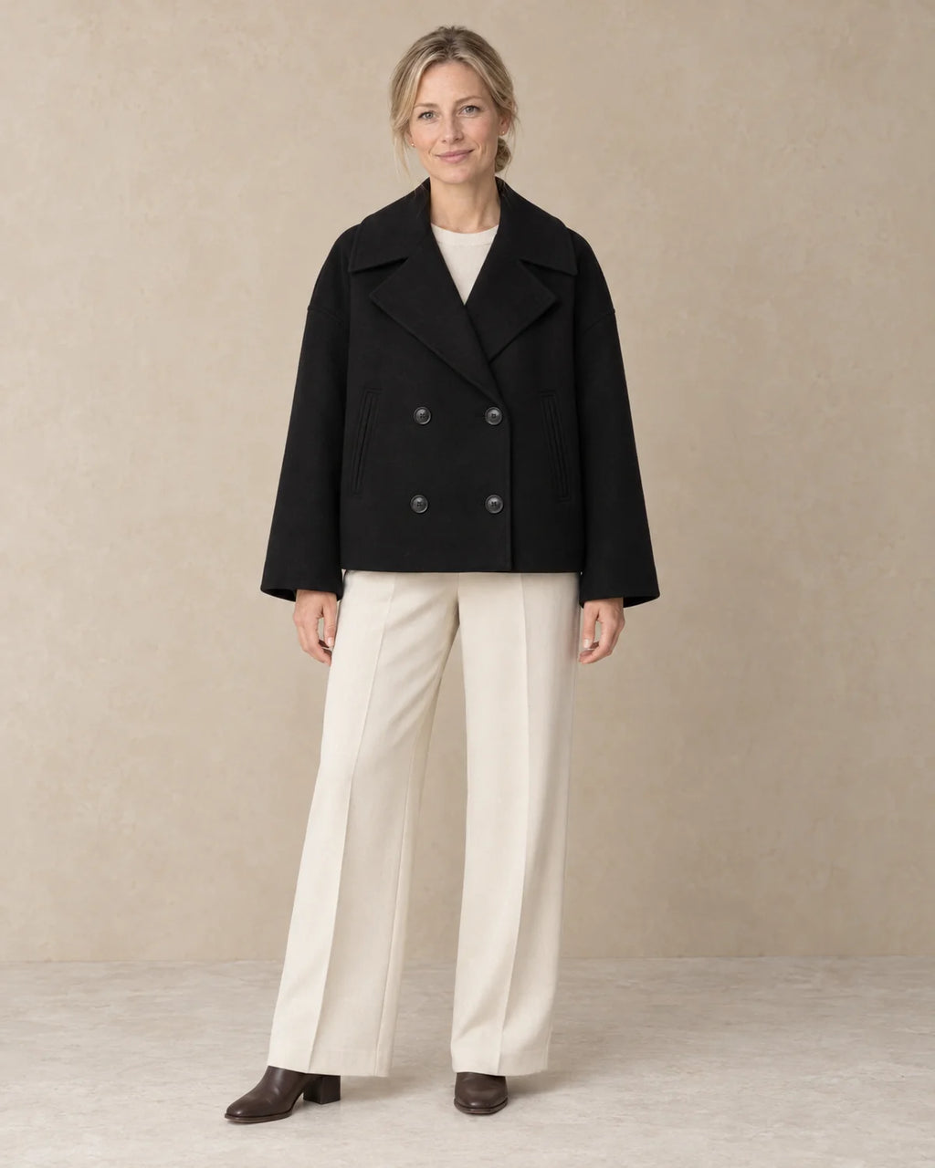 Korte Oversized Jas Dames met Brede Revers in Zwart, gedragen door model, vooraanzicht