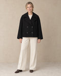 Korte Oversized Jas Dames met Brede Revers in Zwart, gedragen door model, vooraanzicht