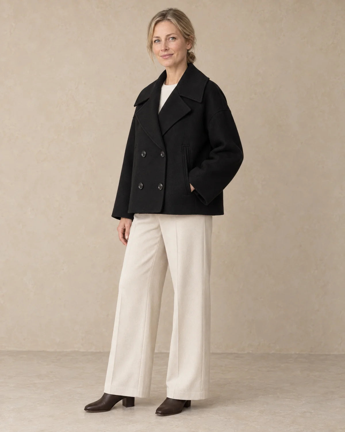 Korte Oversized Jas Dames met Brede Revers in Zwart, gedragen door model, driekwart aanzicht
