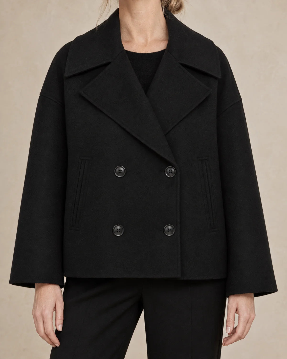Korte Oversized Jas Dames met Brede Revers in Zwart, gedragen door model, detail
