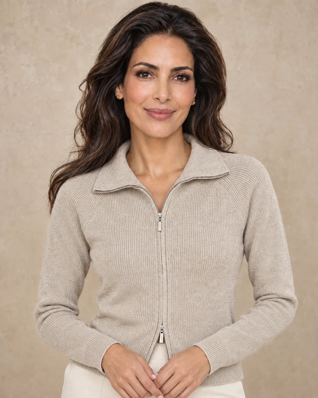 Vest met Rits Dames met Omgeslagen Kraag in Camel, gedragen door model, detail van omgeslagen kraag en rits