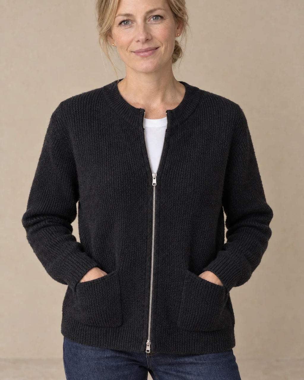 Vest met Rits Dames met Ronde Hals en Zakken in Zwart, gedragen door model, detail van rits en zakken