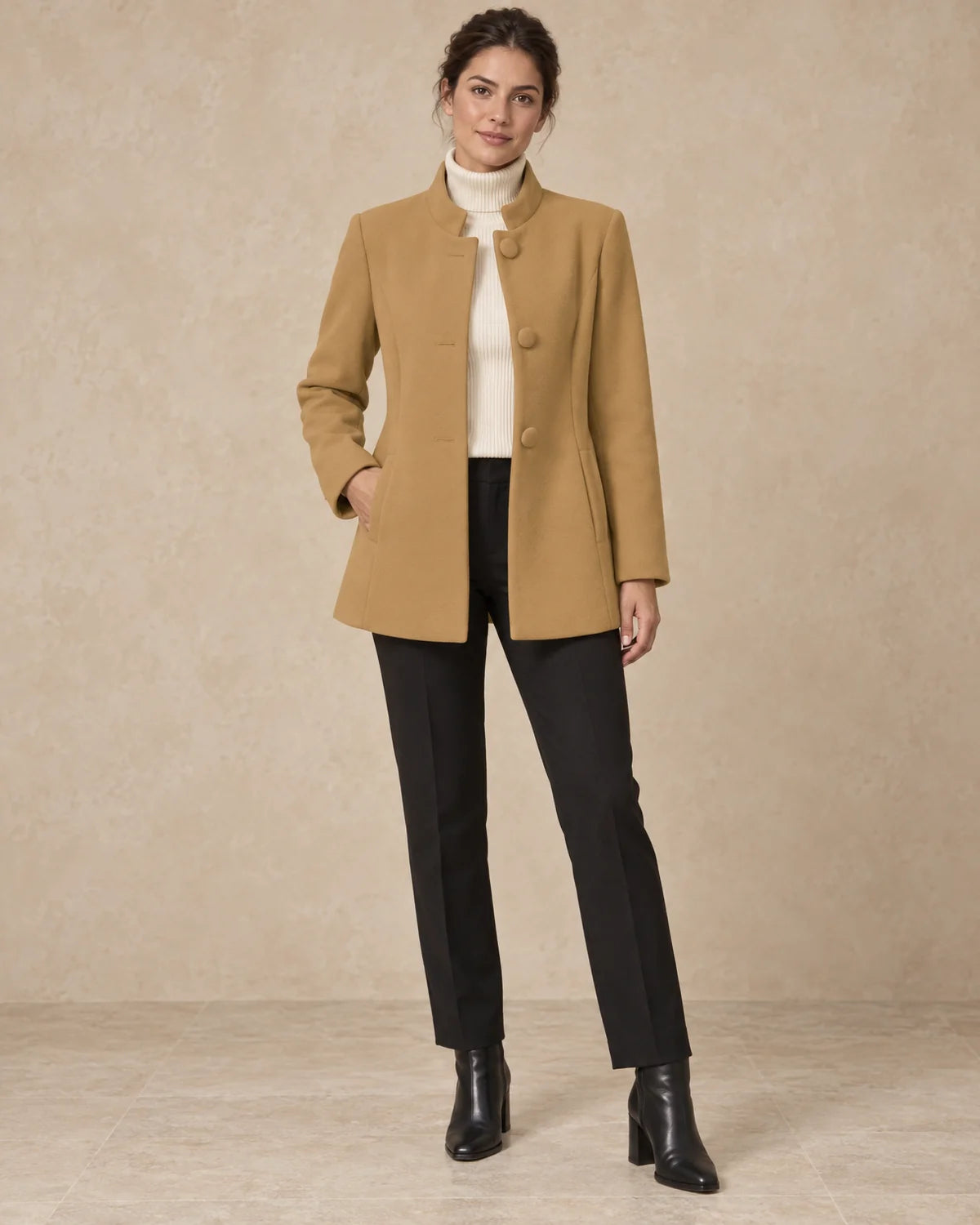 Getailleerde Winterjas Dames met Staande Kraag in Camel, gedragen door model, vooraanzicht