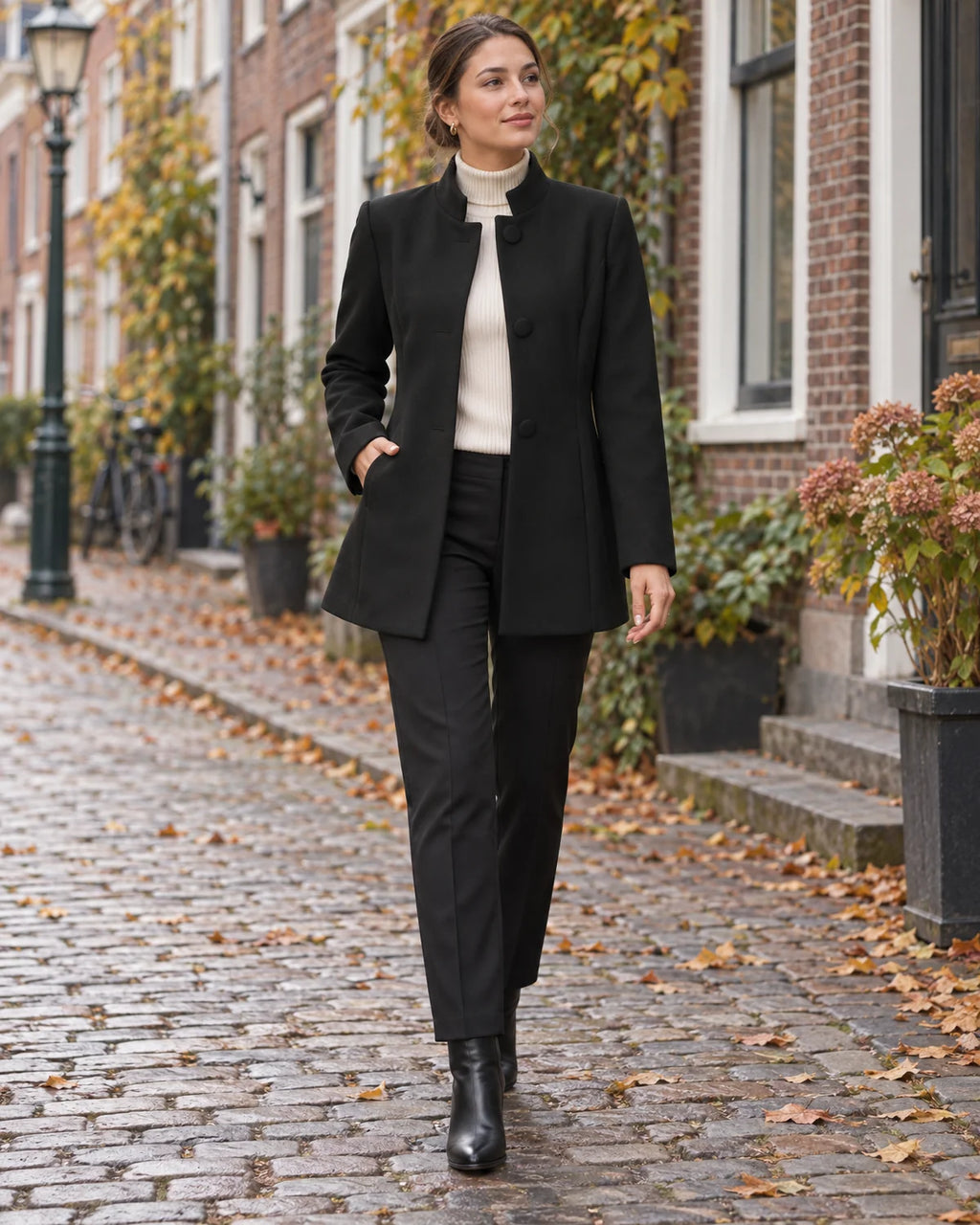Getailleerde Winterjas Dames met Staande Kraag in Zwart, gedragen door model, buiten