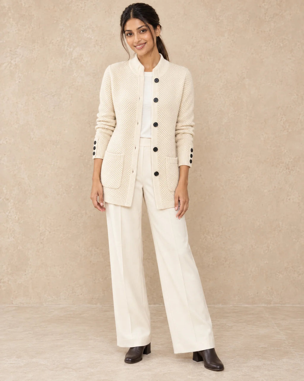 Gebreid Vest Dames met Opstaande Kraag in Beige, gedragen door model, vooraanzicht