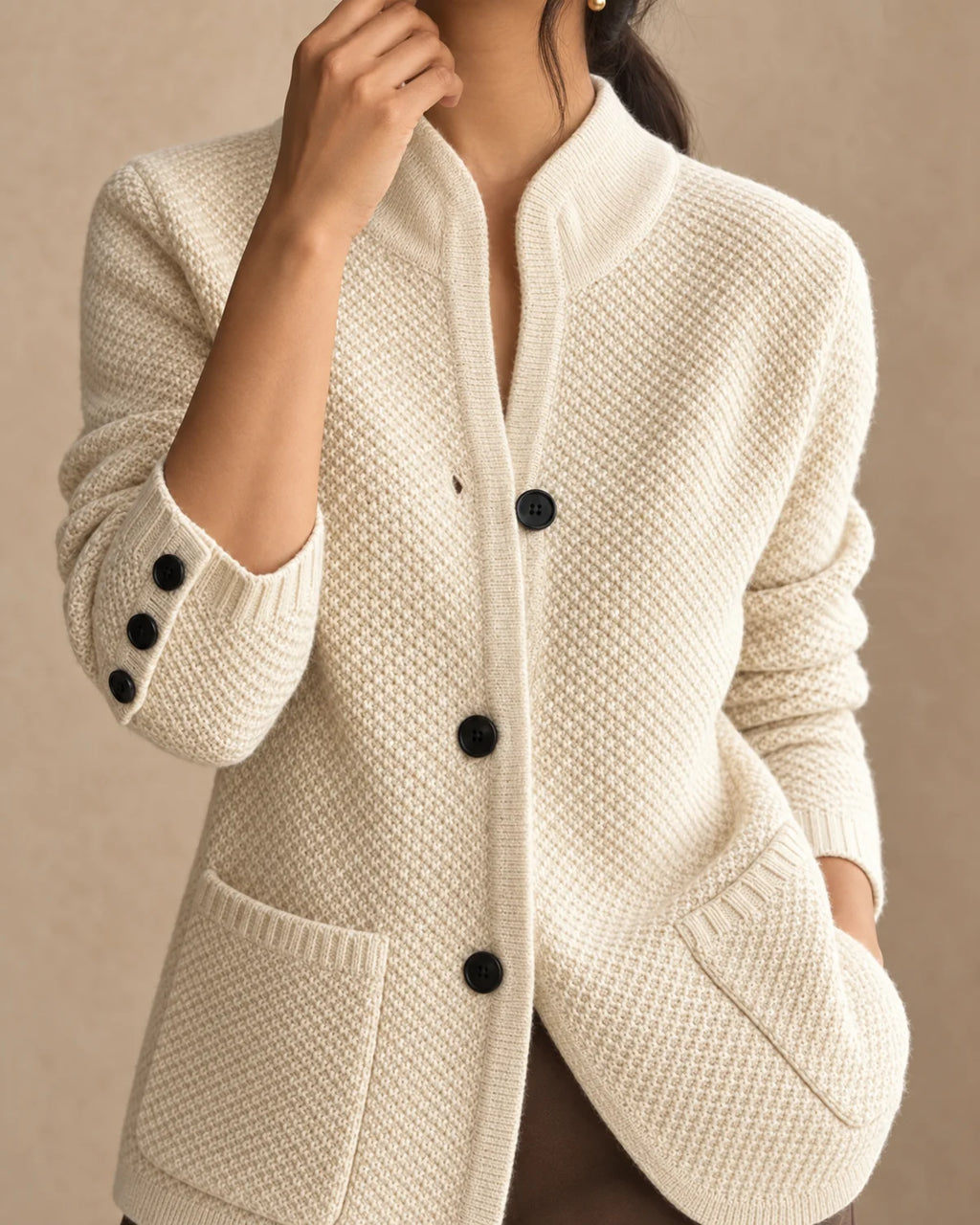 Gebreid Vest Dames met Opstaande Kraag in Beige, gedragen door model, detail