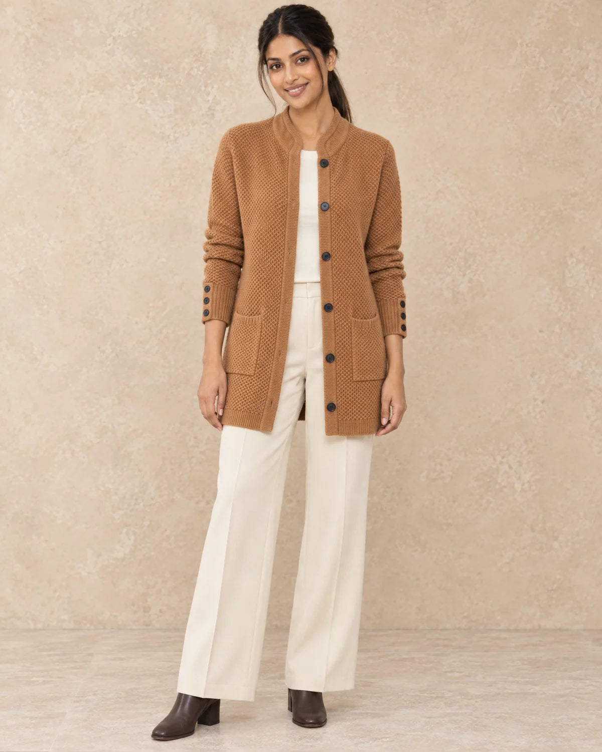 Gebreid Vest Dames met Opstaande Kraag in Camel, gedragen door model, vooraanzicht