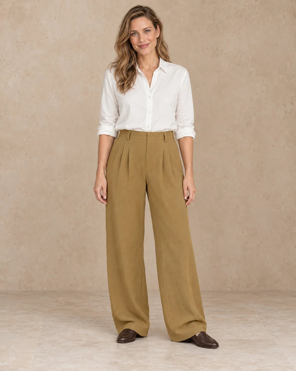 Wijde Broek Dames met Bandplooien in Camel, gedragen door model, vooraanzicht