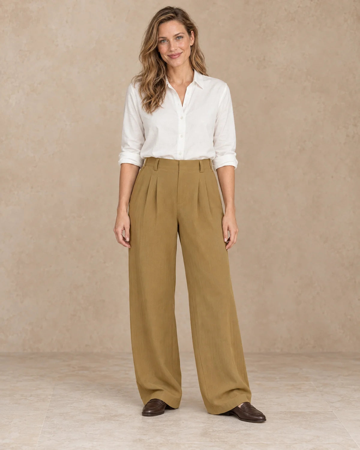 Wijde Broek Dames met Bandplooien in Camel, gedragen door model, vooraanzicht
