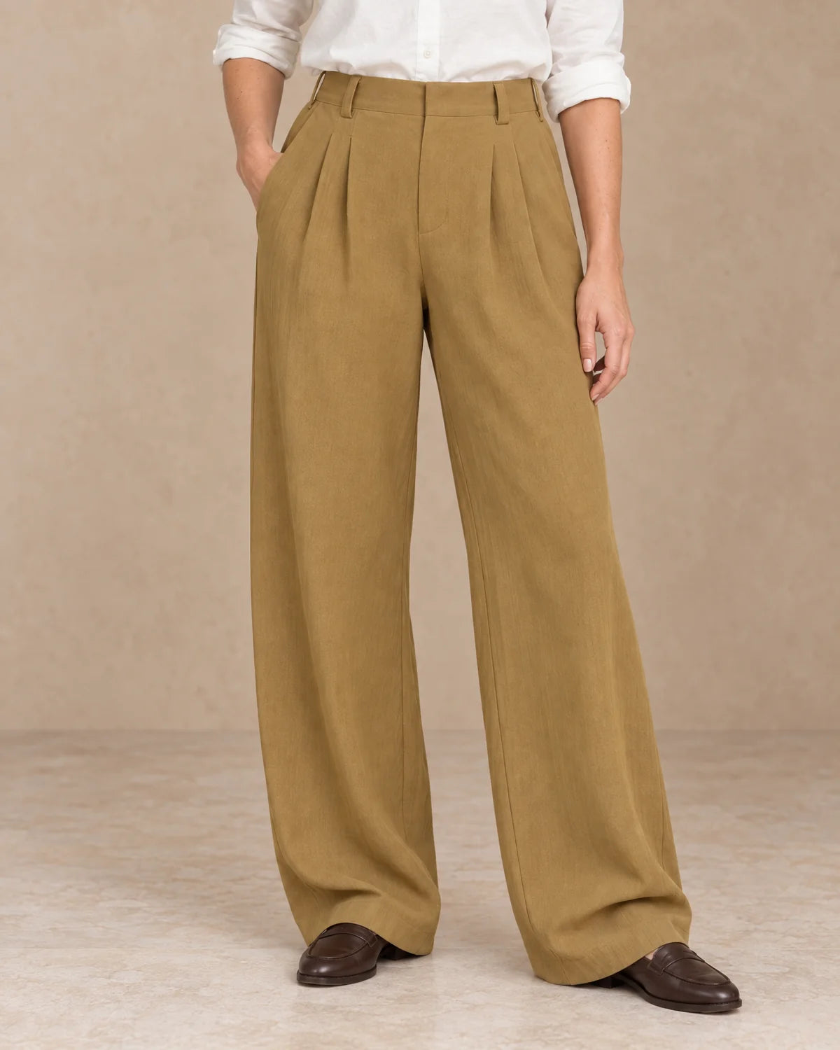 Wijde Broek Dames met Bandplooien in Camel, gedragen door model, zoom op taille en plooien