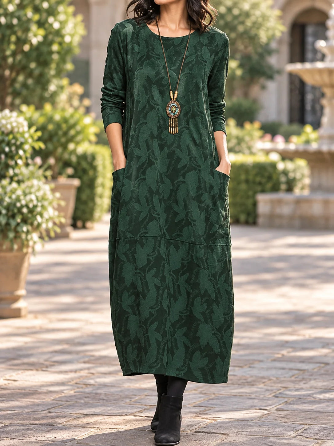 Winterjurk Dames Midi met Lange Mouwen in Groen, gedragen door model, vooraanzicht