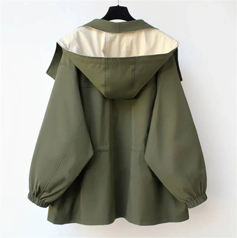 Trenchcoat Dames met Capuchon en Contrastkraag in Abrikoos, gedragen door model, detailfoto