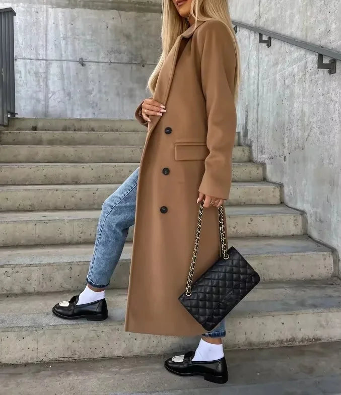 Lange Winterjas Dames met Dubbele Knopenrij in Karamel, gedragen door model, detailfoto