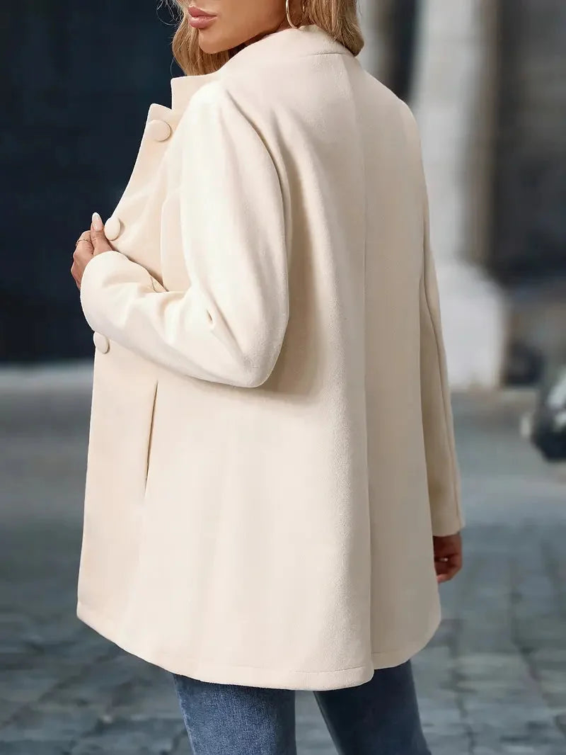 Lange Winterjas Dames met Knopen in Crème, gedragen door model, detailfoto