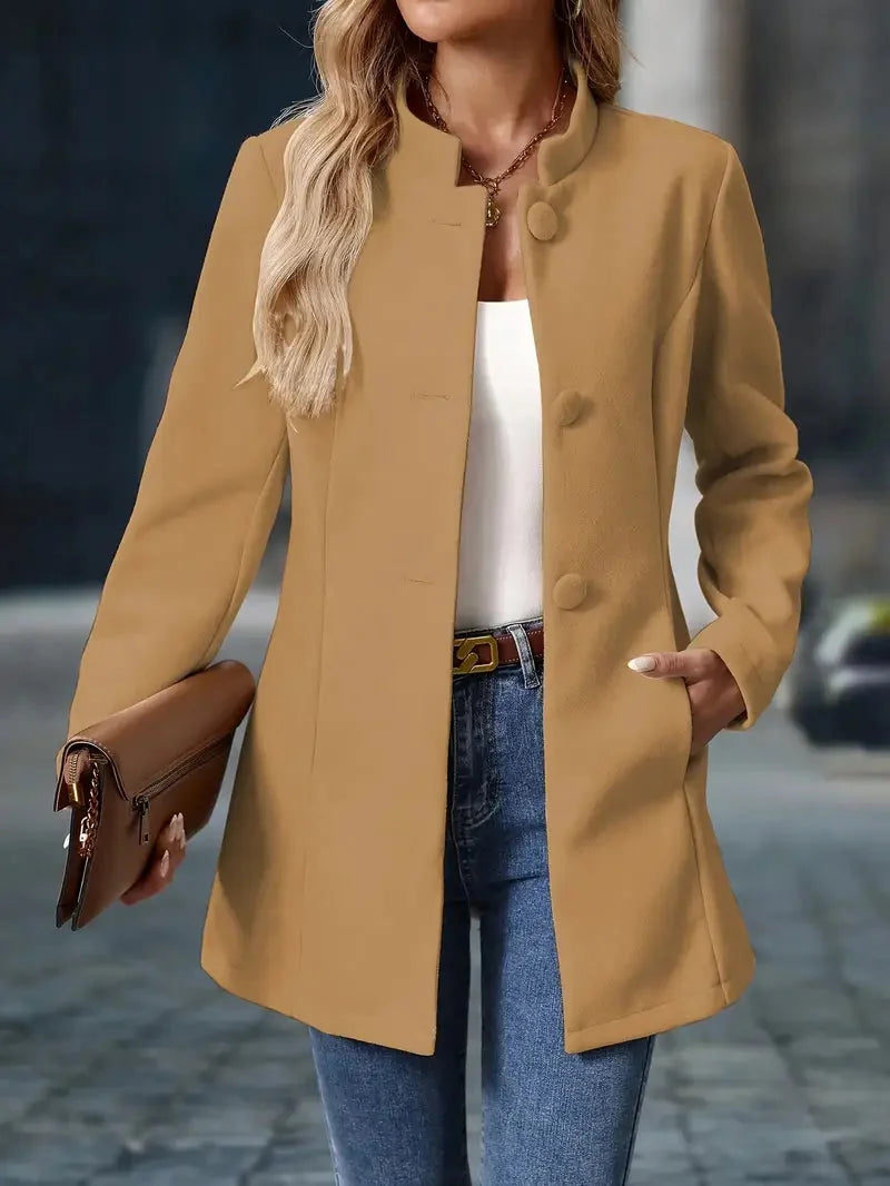 Kraagloze Jas Dames met Knopen in Camel, gedragen door model, vooraanzicht