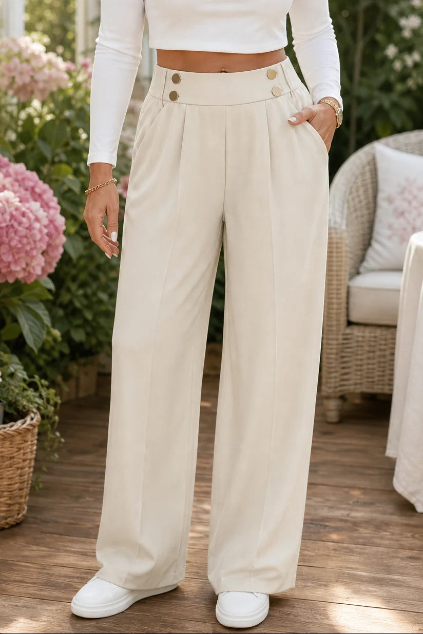 Wijde Broek Dames met Hoge Taille en Sierknopen in Abrikoos, gedragen door model, vooraanzicht