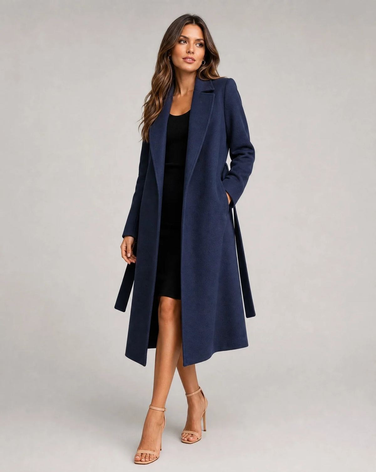 Lange Winterjas Dames met Strikceintuur in Marineblauw, gedragen door model, vooraanzicht