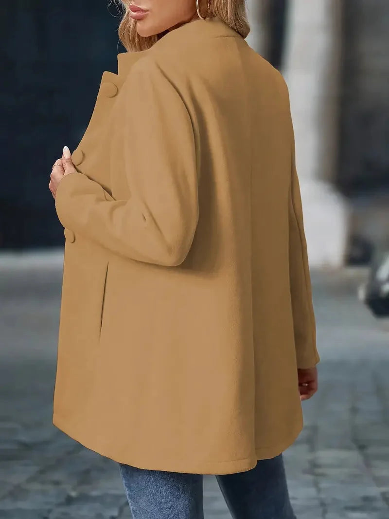 Kraagloze Jas Dames met Knopen in Camel, gedragen door model, zijaanzicht