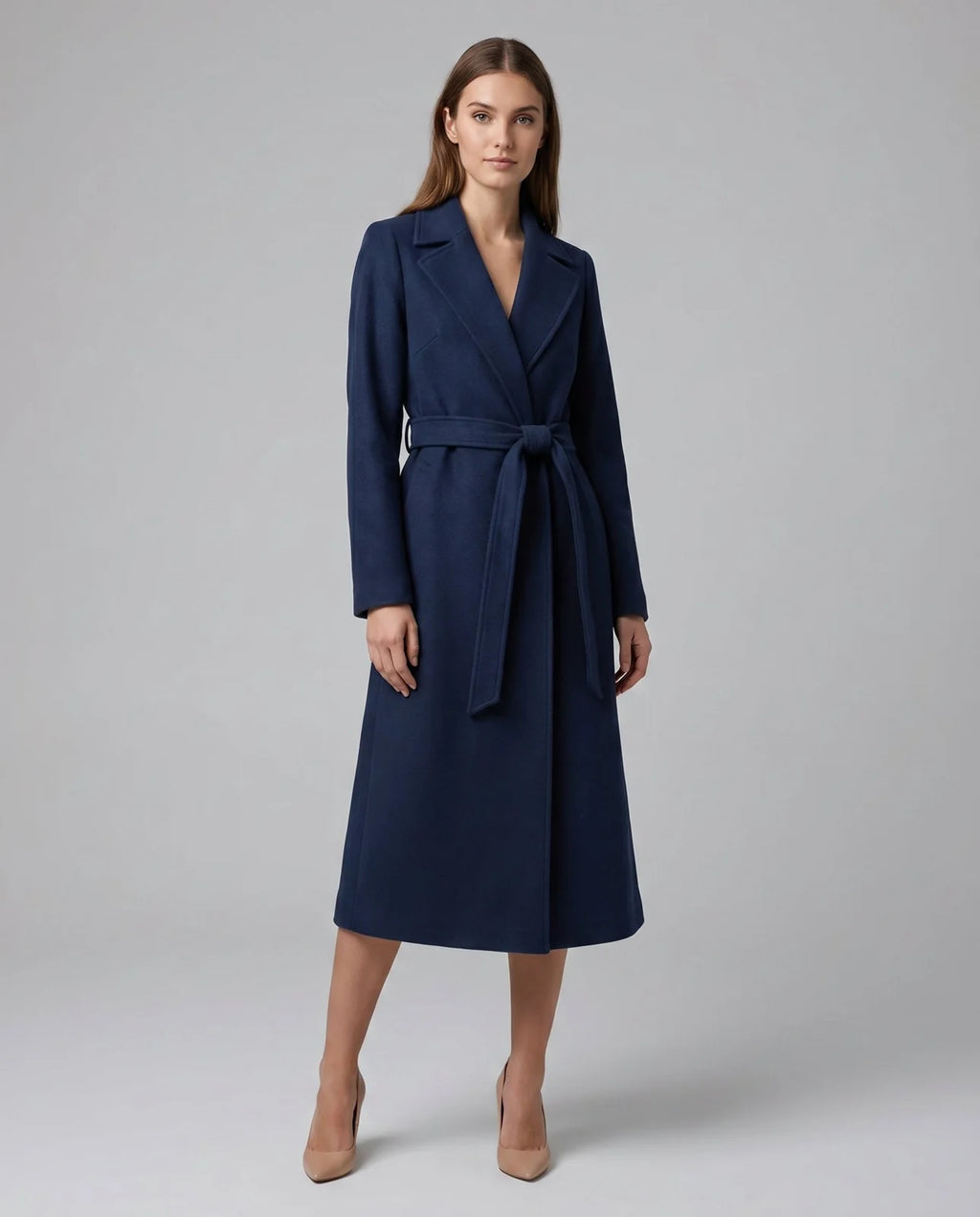 Lange Winterjas Dames met Strikceintuur in Marineblauw, gedragen door model, zijaanzicht