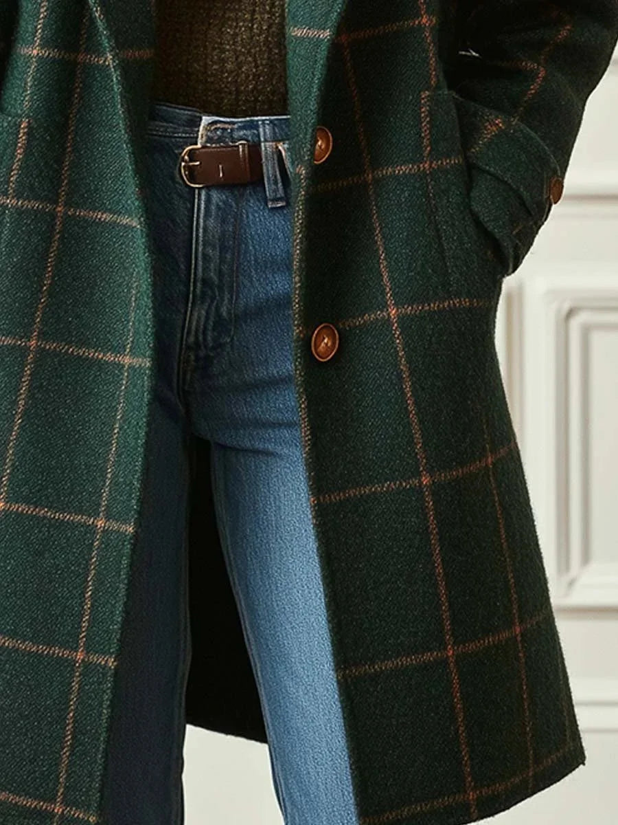 Geruite Wollen Jas Dames met Revers in Donkergroen, gedragen door model, detailfoto