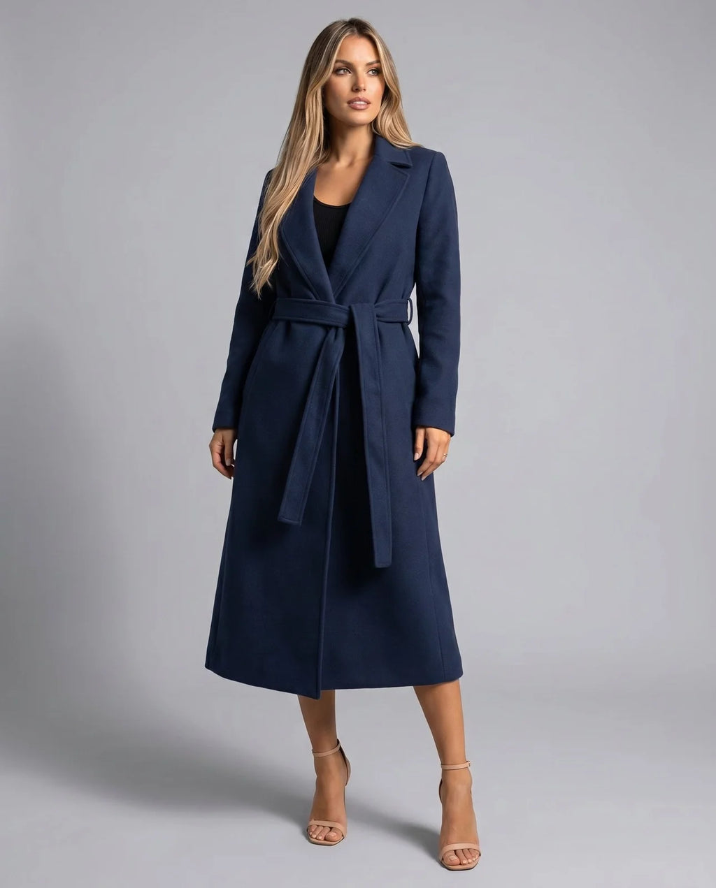 Lange Winterjas Dames met Strikceintuur in Marineblauw, gedragen door model, detailfoto