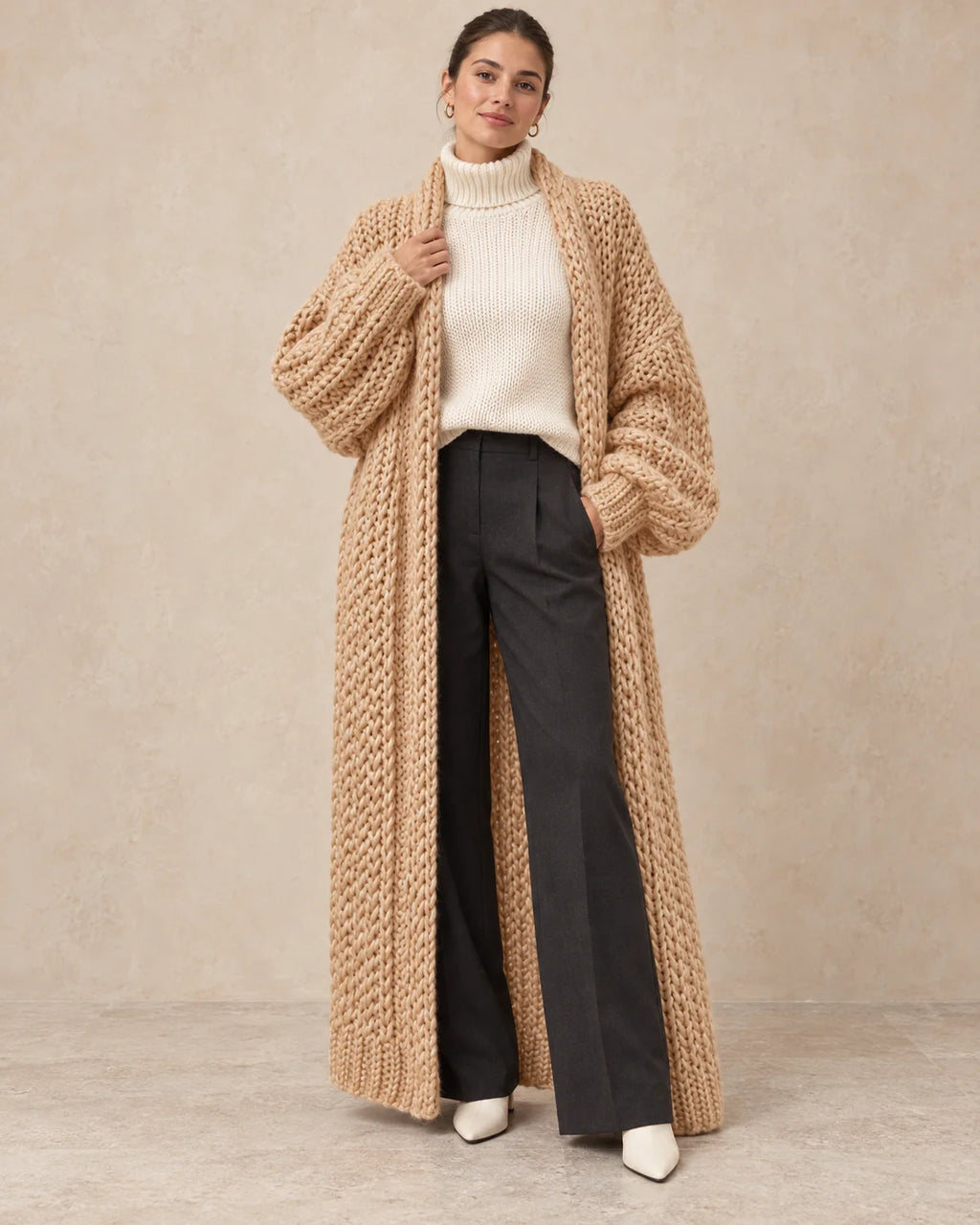 Grofgebreid Lang Vest Dames Zonder Sluiting in Beige, gedragen door model