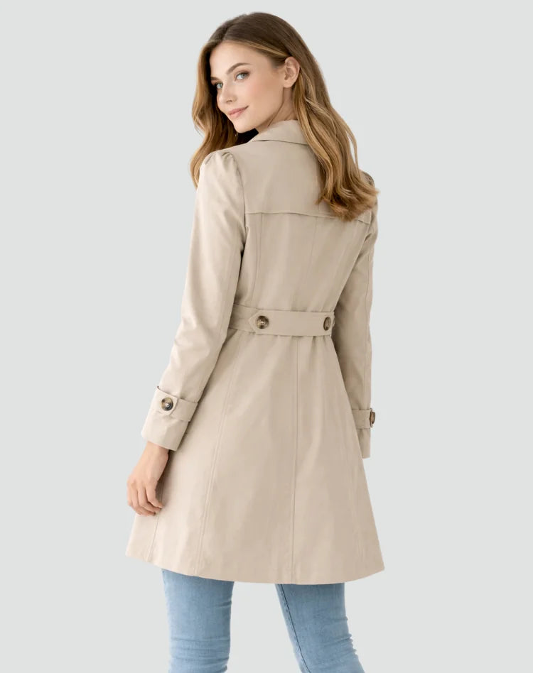 Getailleerde Trenchcoat Dames Halflang in Zwart, gedragen door model, vooraanzicht