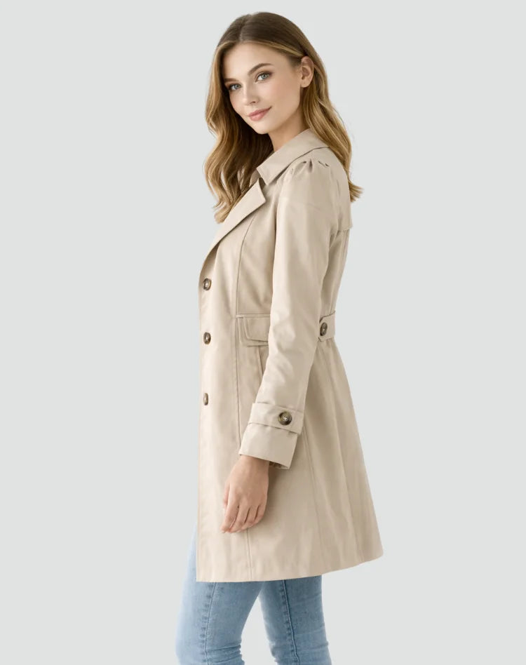 Getailleerde Trenchcoat Dames Halflang in Zwart, gedragen door model, zijaanzicht