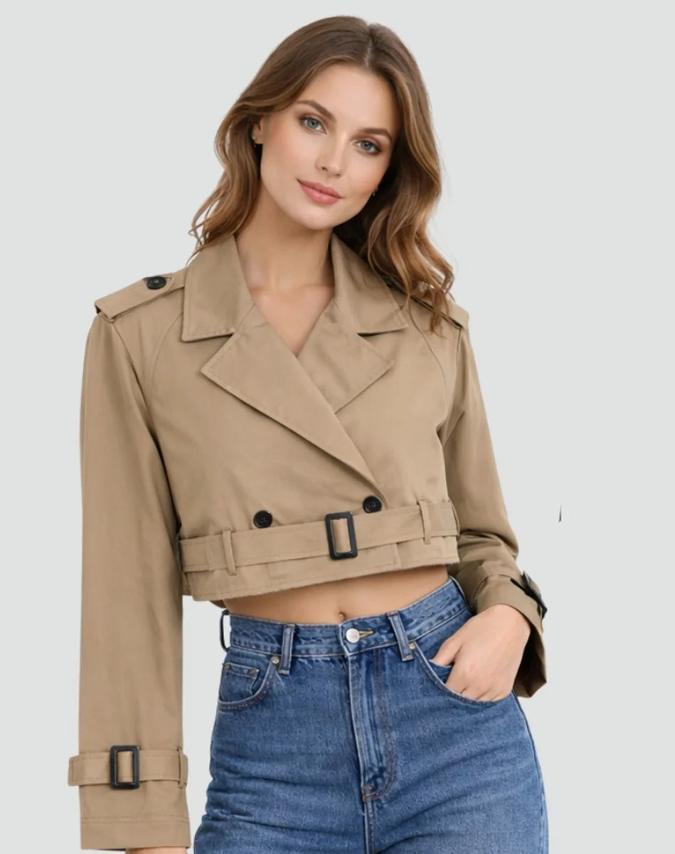 Korte Trenchcoat Dames Dubbelrij in Kaki, gedragen door model, vooraanzicht