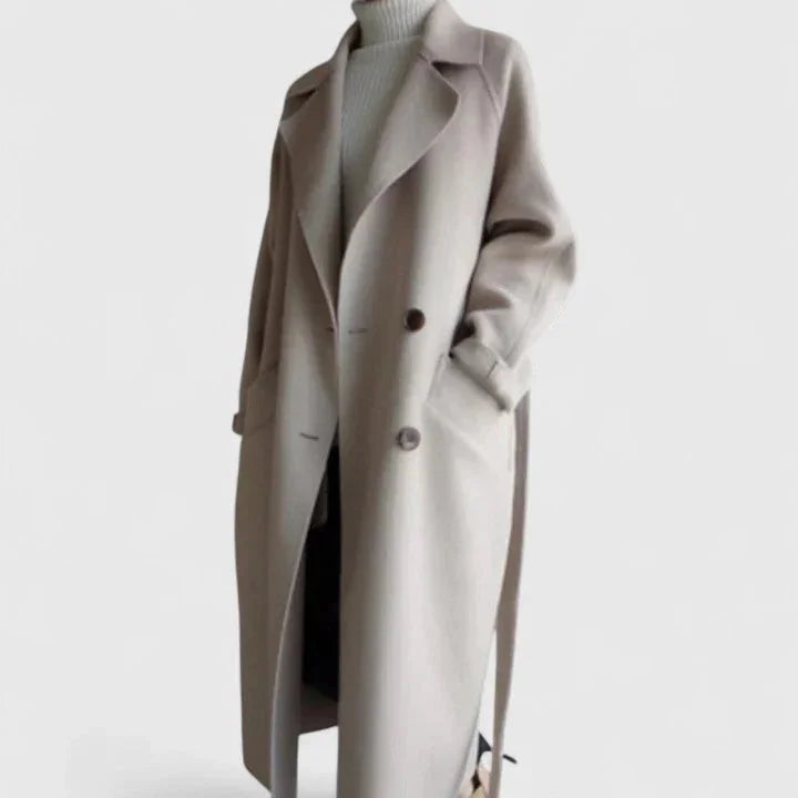 Dubbelrij Winterjas Dames met Revers in Beige, gedragen door model, vooraanzicht