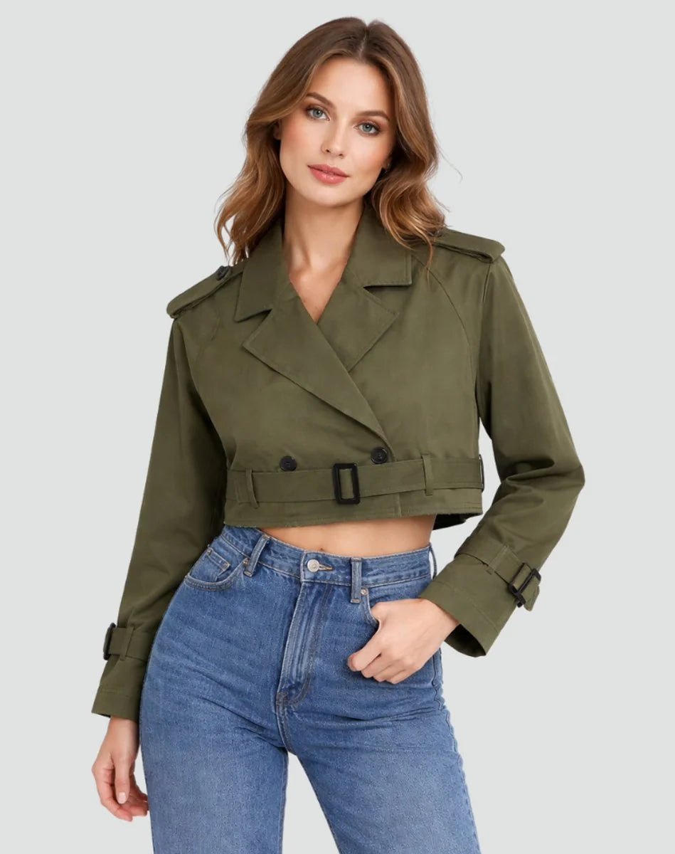 Korte Trenchcoat Dames Dubbelrij in Kaki, gedragen door model, zijaanzicht