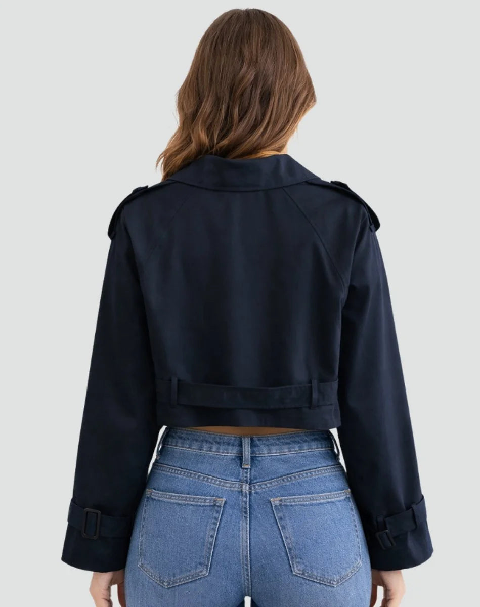 Korte Trenchcoat Dames Dubbelrij in Kaki, gedragen door model, detailfoto