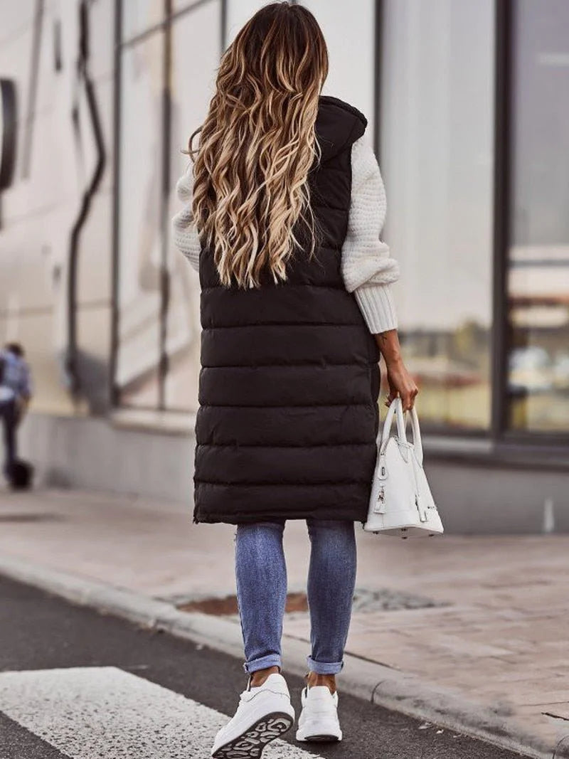 Lange Gewatteerde Bodywarmer Dames met Capuchon in Zwart, gedragen door model, detailfoto