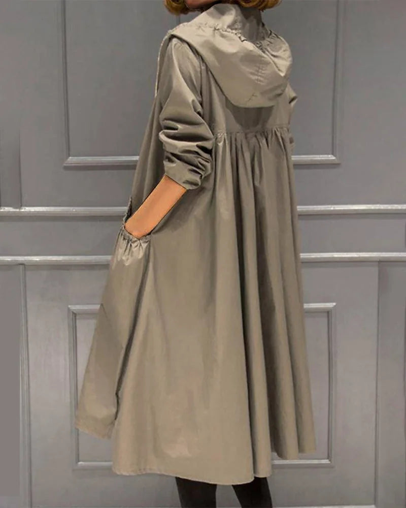 Lange Trenchcoat Dames met Capuchon in Kaki, gedragen door model, vooraanzicht