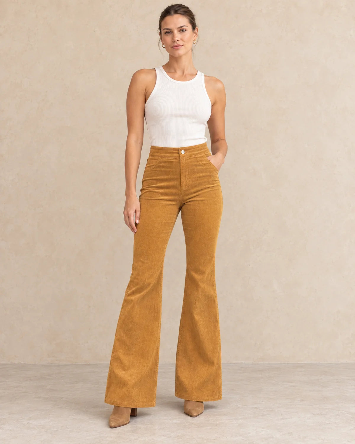 Getailleerde Flared Broek Dames Hoge Taille in Khaki, gedragen door model