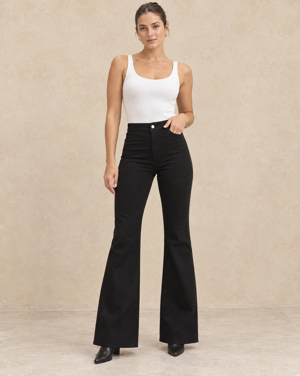 Getailleerde Flared Broek Dames Hoge Taille in Zwart, gedragen door model