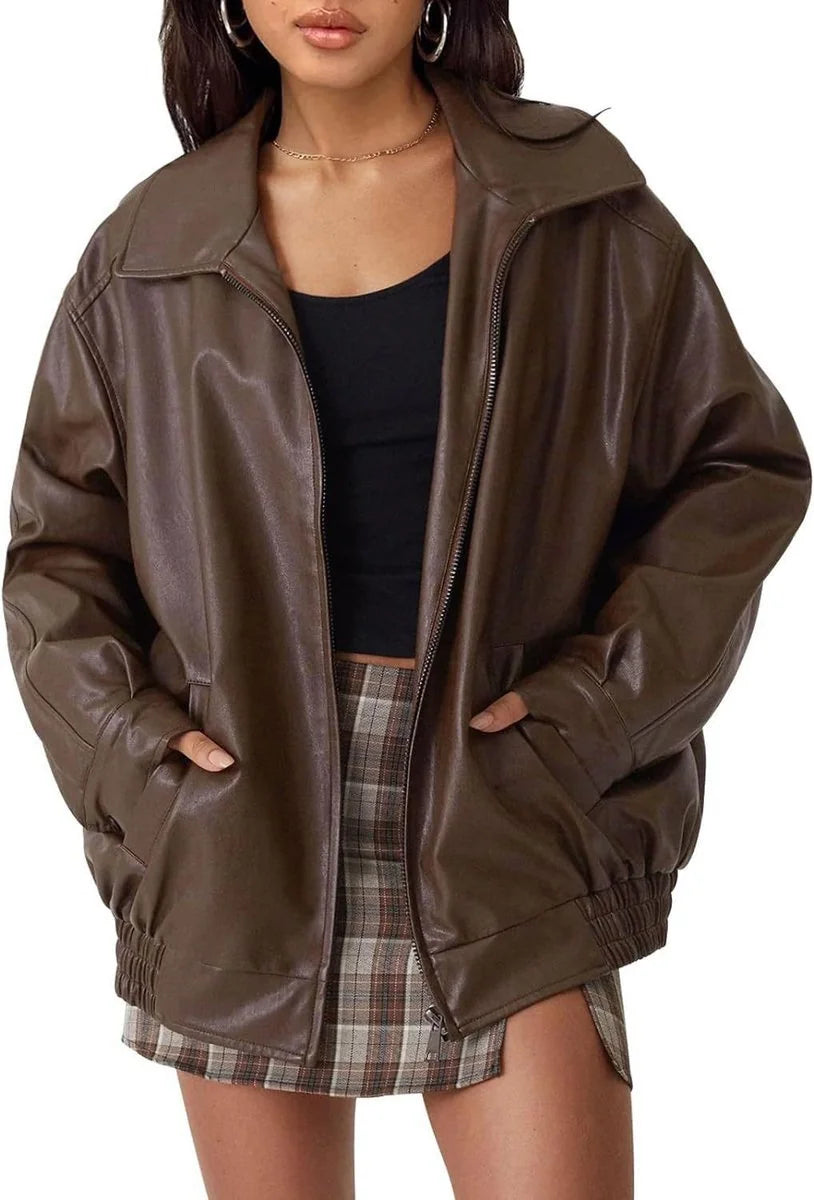Oversized Imitatieleren Jas Dames met Rits in Donkerbruin, gedragen door model, vooraanzicht