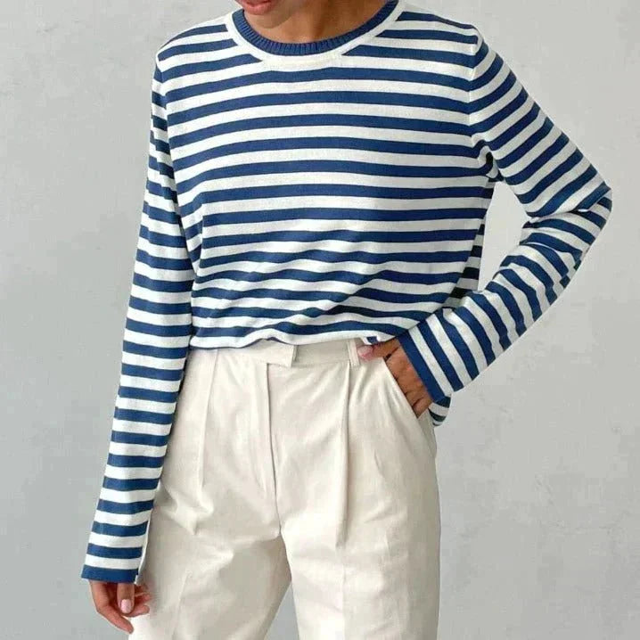 Gestreepte Trui Dames met Ronde Hals in Blauw, gedragen door model, zijaanzicht