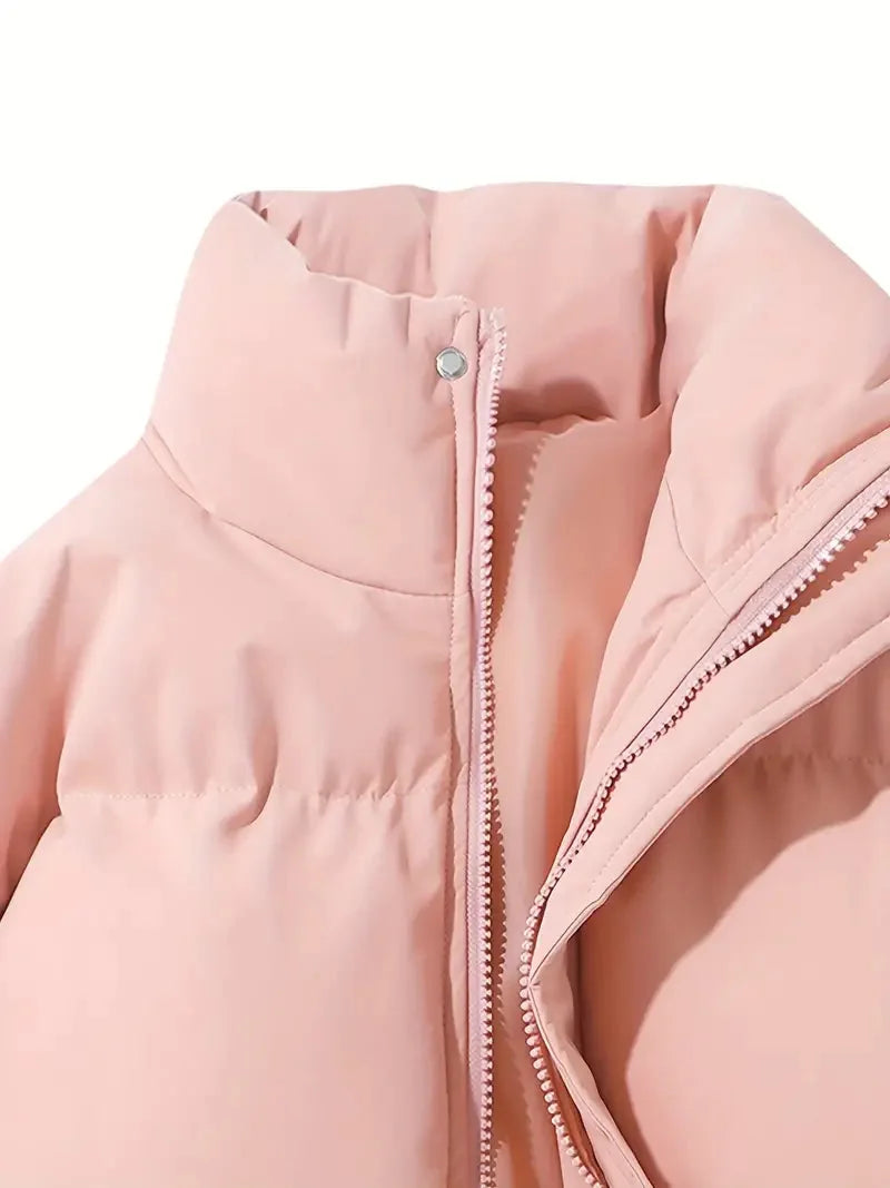 Gewatteerde Jas Dames met Hoge Kraag in Roze, gedragen door model, zijaanzicht