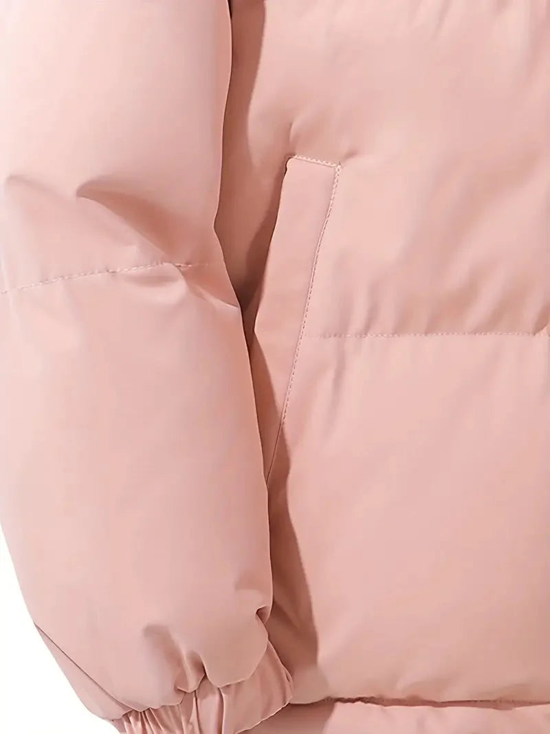 Gewatteerde Jas Dames met Hoge Kraag in Roze, gedragen door model, detailfoto