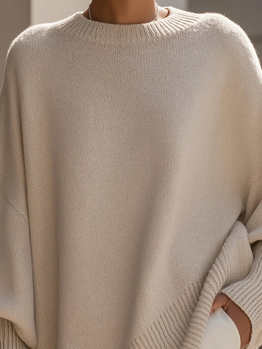 Oversized Poncho Trui Dames in Beige, gedragen door model, vooraanzicht