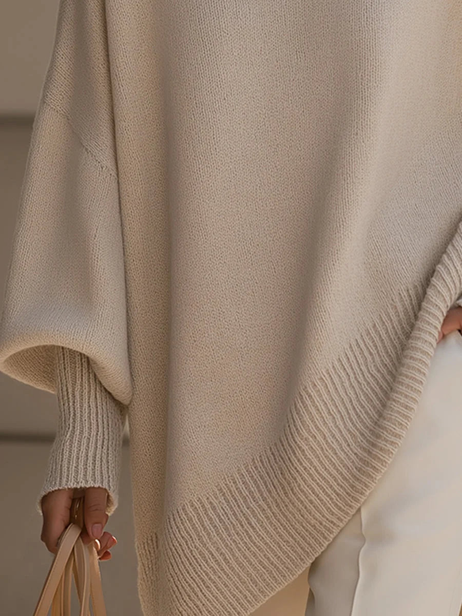 Oversized Poncho Trui Dames in Beige, gedragen door model, zijaanzicht