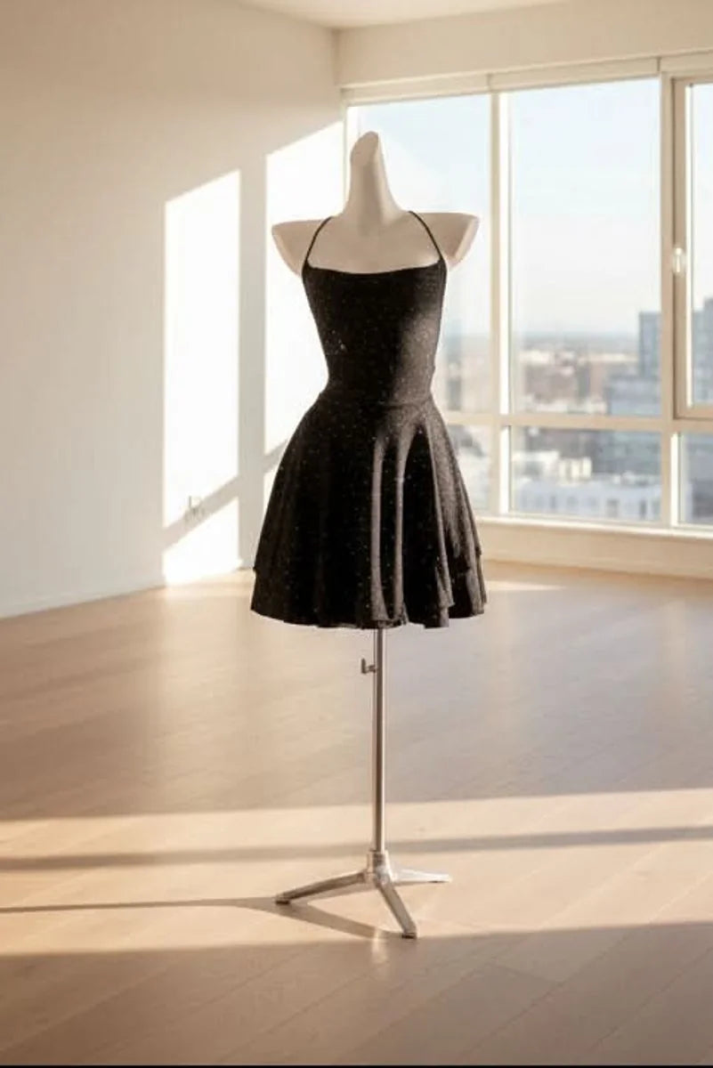 Glitter Jurk Dames Mini met Pailletten in Zwart, gedragen door model, zijaanzicht