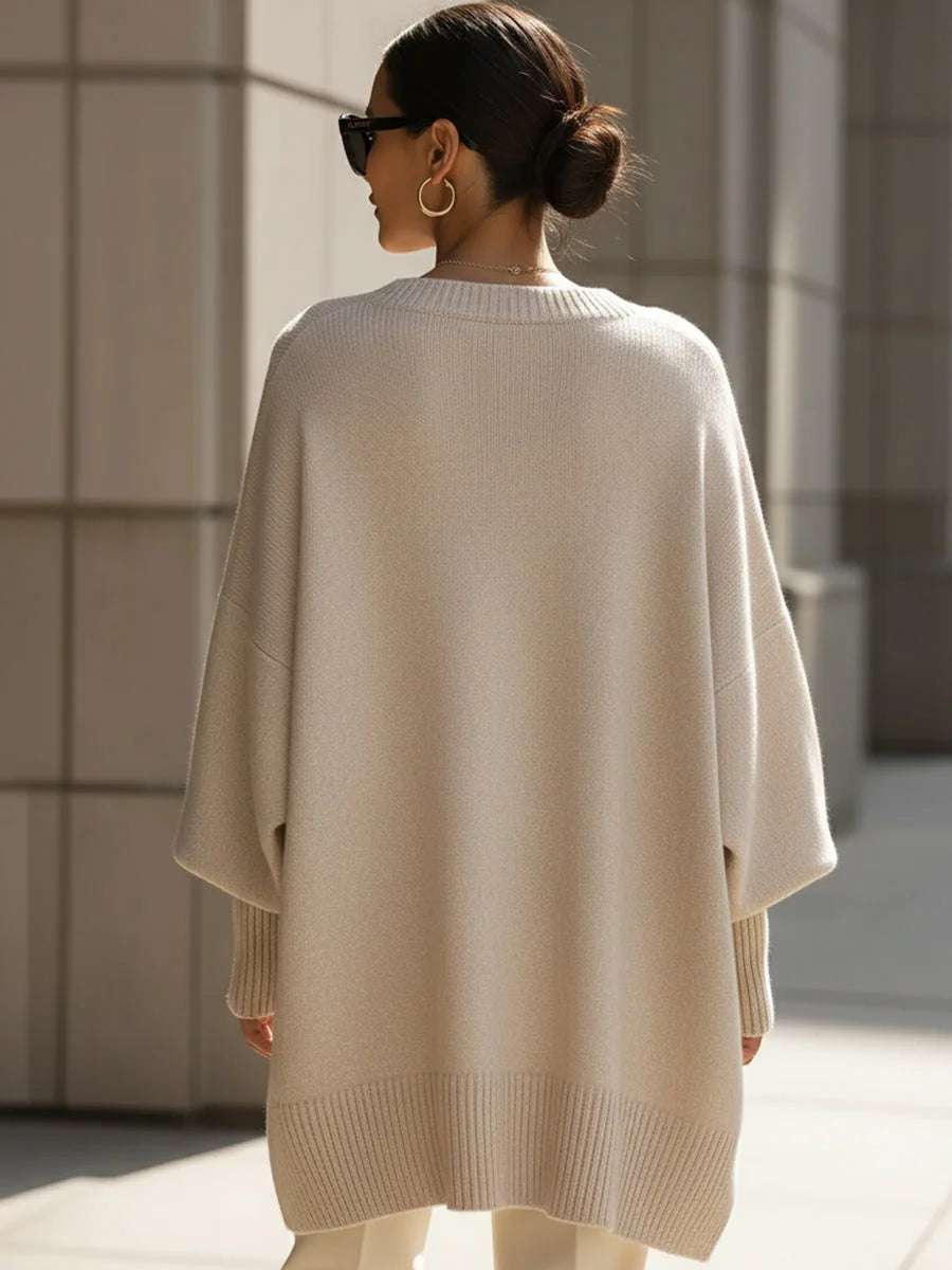 Oversized Poncho Trui Dames in Beige, gedragen door model, detailfoto