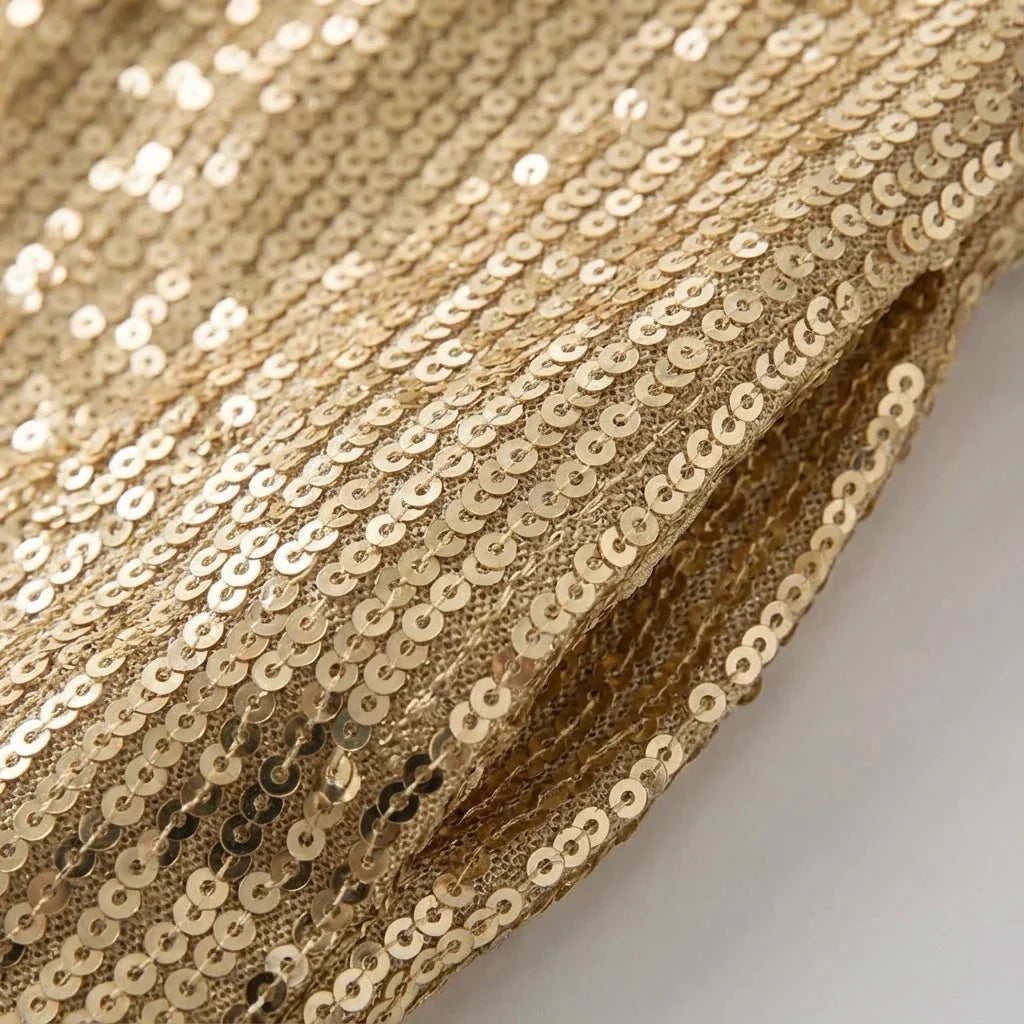 Glitter Jurk Dames One-Shoulder met Lange Mouw in Goud, gedragen door model, zijaanzicht
