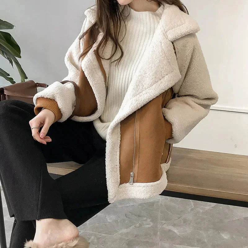 Korte Teddy Jas Dames in Mokka, gedragen door model, vooraanzicht