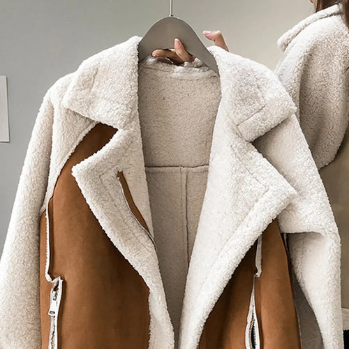 Aviator Jas Dames met Teddykraag in Bruin, gedragen door model, zijaanzicht